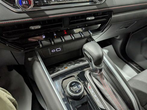 Used 2024 Chevrolet Colorado Z71 w/ Z71 Convenience Package 2 image 23