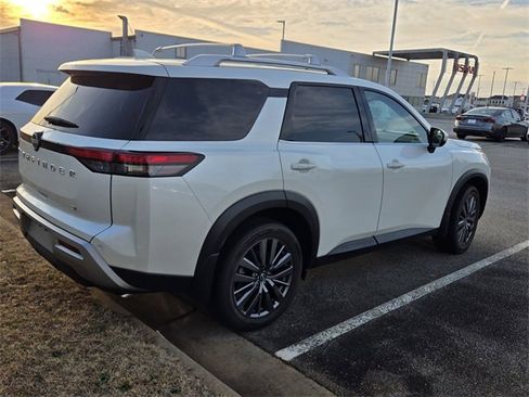 Used 2024 Nissan Pathfinder SL w/ SL Premium Package image 11