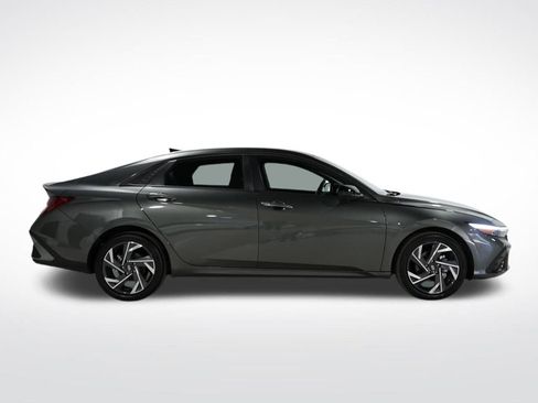 Used 2025 Hyundai Elantra SEL image 10