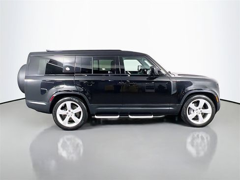 Used 2023 Land Rover Defender 130 SE image 4