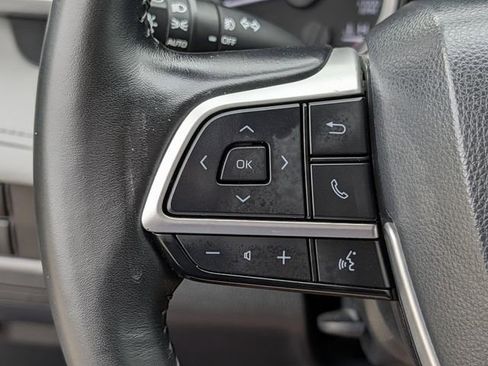 Used 2023 Toyota Highlander LE FWD image 23