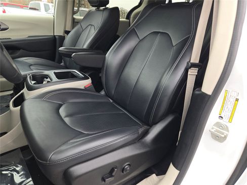 Certified 2024 Chrysler Pacifica Limited FWD image 27