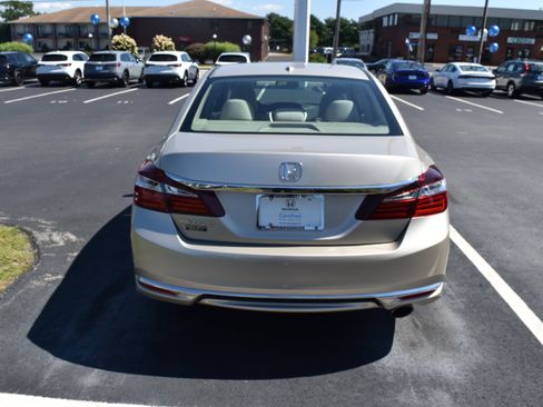Certified 2017 Honda Accord EX image 7