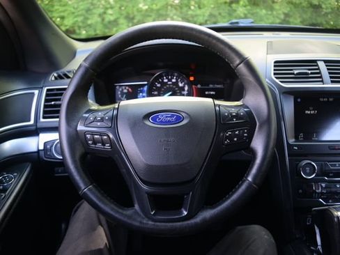 Used 2017 Ford Explorer XLT w/ Equipment Group 202A AWD/4WD image 4
