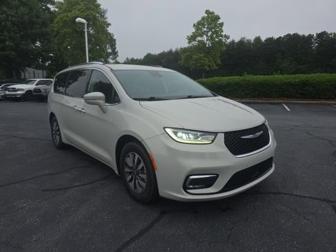 Used 2021 Chrysler Pacifica Touring-L FWD image 4