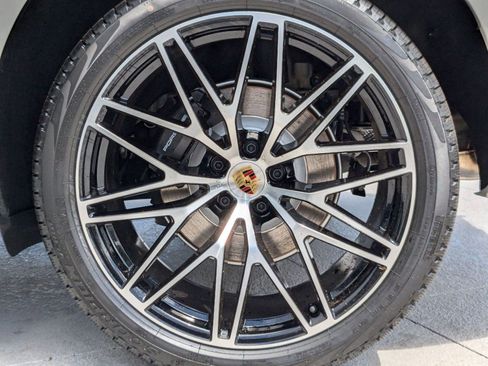 Certified 2025 Porsche Macan image 29