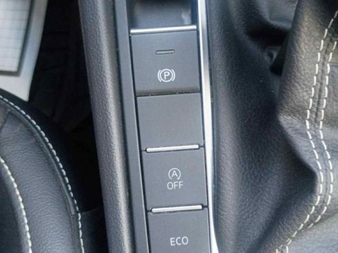 Used 2023 Volkswagen Jetta SE w/ Panoramic Sunroof Package image 17