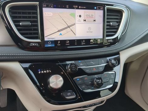 Used 2024 Chrysler Pacifica Limited FWD image 25