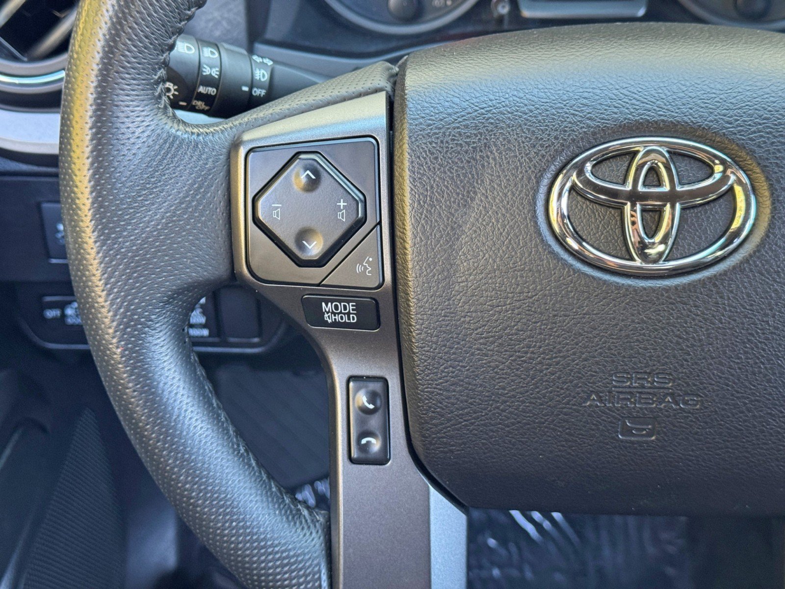 Used 2021 Toyota Tacoma TRD Off-Road w/ Technology Package AWD/4WD image 17