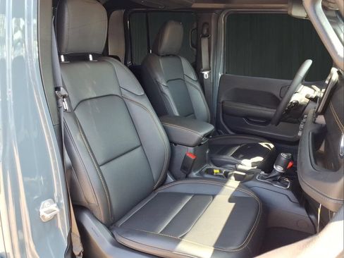Used 2025 Jeep Gladiator Sport AWD/4WD image 13