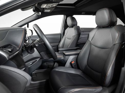 Used 2022 Toyota Sienna XSE image 16