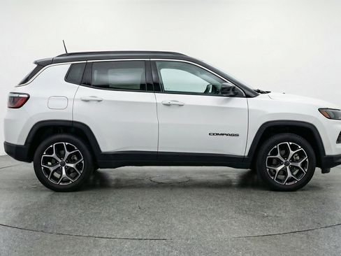 Used 2025 Jeep Compass Limited image 11
