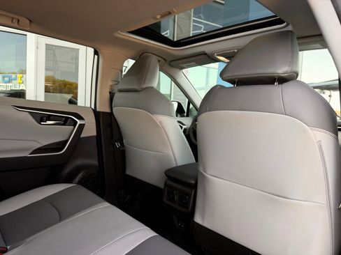 Used 2022 Toyota RAV4 XLE Premium image 22