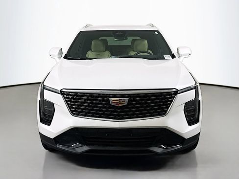 Used 2025 Cadillac XT4 Premium Luxury image 2