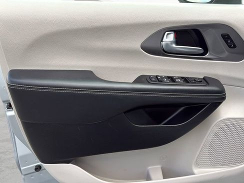 Used 2023 Chrysler Pacifica Touring-L FWD image 24