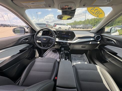 Used 2025 Chevrolet Trax LT FWD image 21