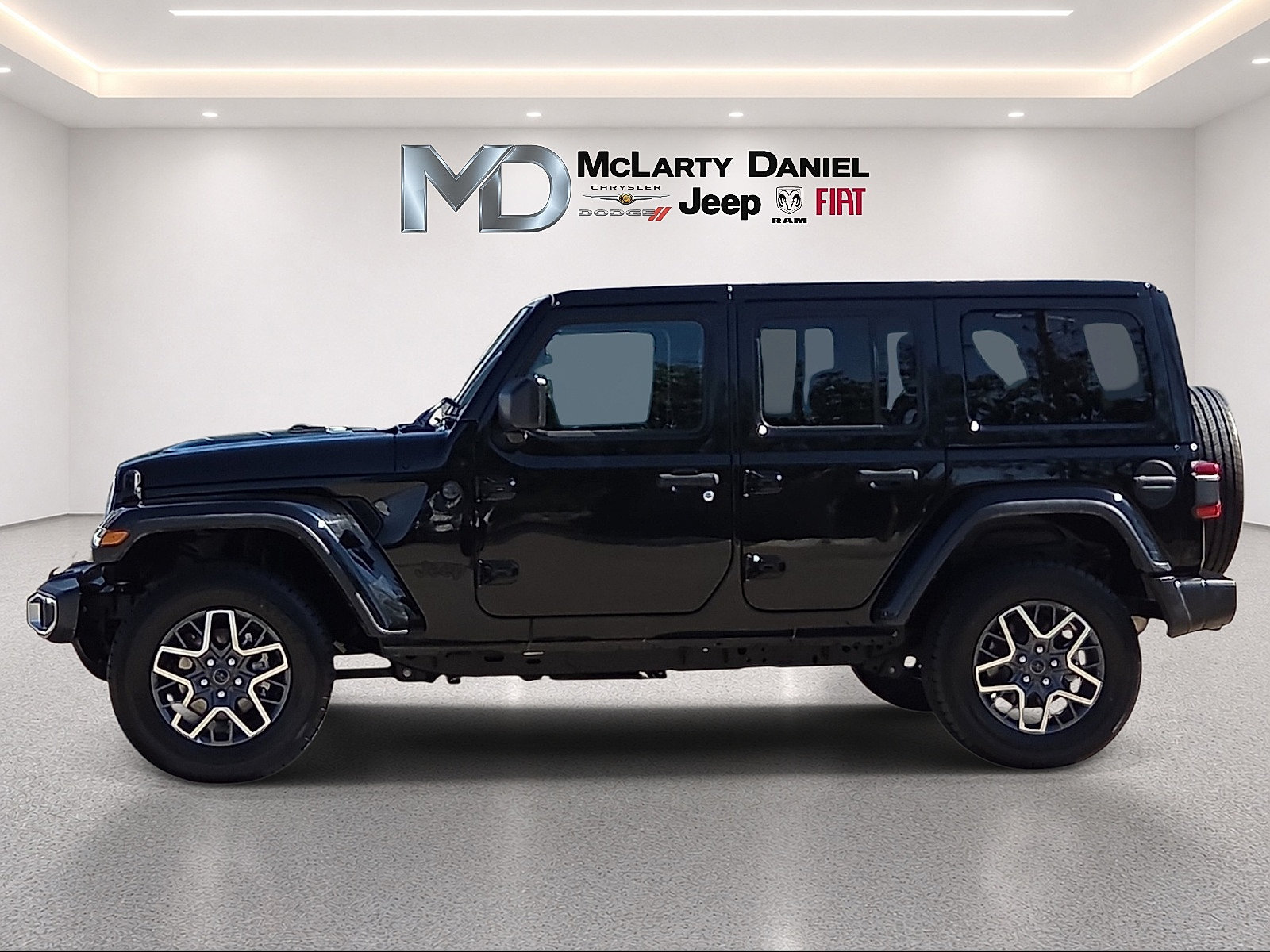 Used 2025 Jeep Wrangler Unlimited Sahara AWD/4WD image 3