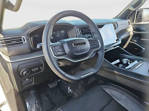 Used 2024 Jeep Wagoneer Series II w/ Flexible Seating Group AWD/4WD image 9
