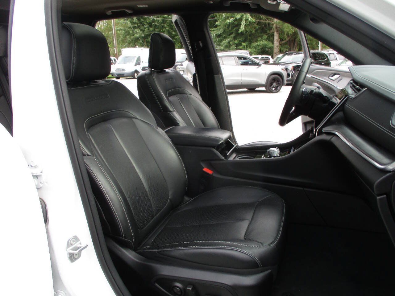 Used 2023 Jeep Grand Cherokee Overland AWD/4WD image 27