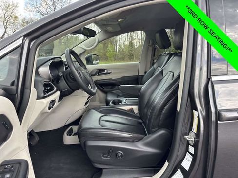 Used 2023 Chrysler Pacifica Touring-L FWD image 3