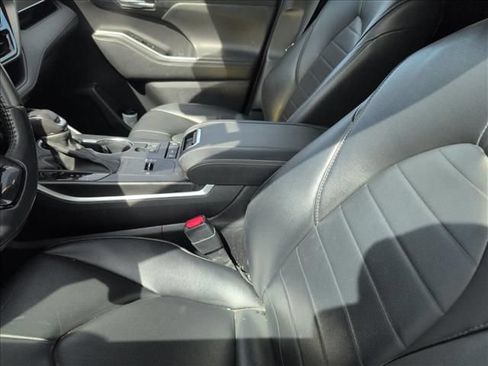 Used 2021 Toyota Highlander XLE FWD image 4