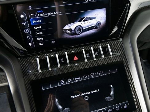 Used 2023 Lamborghini Urus Performante AWD/4WD image 21