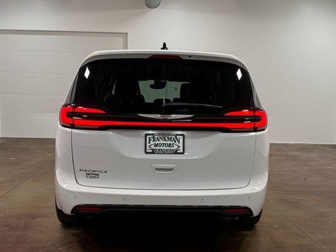 Used 2024 Chrysler Pacifica Touring-L image 25