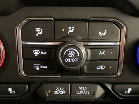 Used 2024 Chevrolet Suburban LT w/ Luxury Package RWD image 31