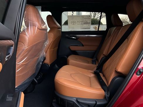 New 2026 Toyota Highlander Platinum image 11