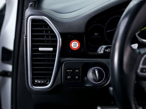 Used 2020 Porsche Cayenne Turbo S image 18