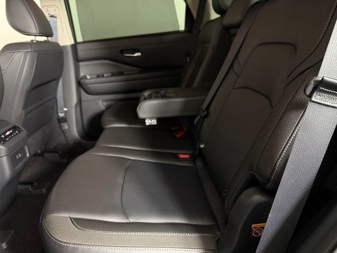 Used 2025 Nissan Pathfinder SL FWD image 28