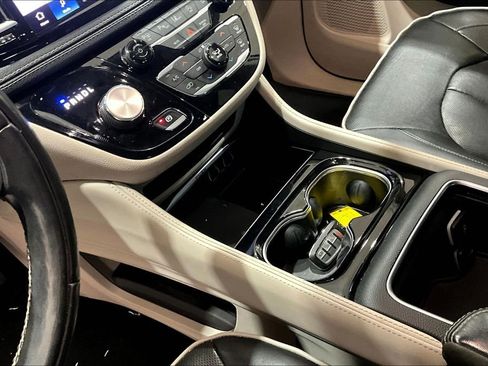 Used 2022 Chrysler Pacifica Limited image 14