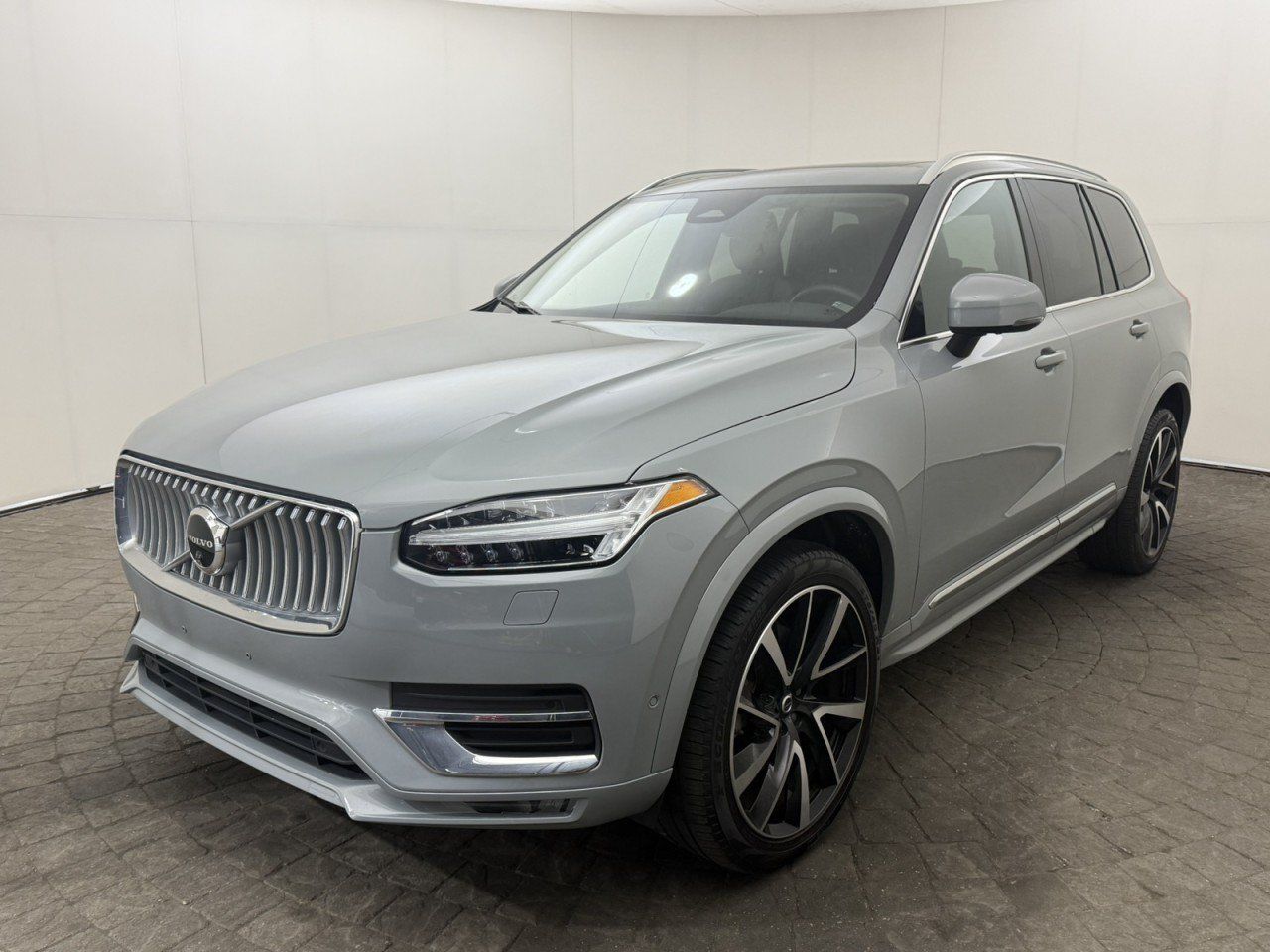Used 2024 Volvo XC90 B6 Plus AWD/4WD image 3