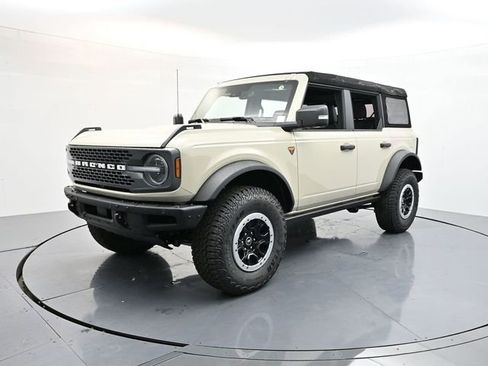 New 2025 Ford Bronco Badlands image 3