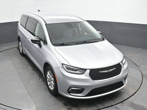 Used 2024 Chrysler Pacifica Touring-L FWD image 15