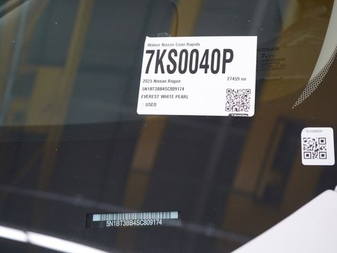 Used 2025 Nissan Rogue SV image 29