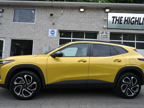 Used 2025 Chevrolet Trax RS w/ Driver Confidence Package FWD image 3