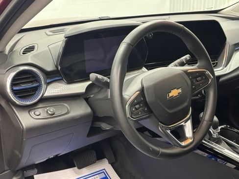 Used 2025 Chevrolet Trax LT w/ Sunroof Package FWD image 17