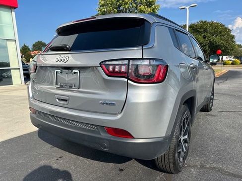 Used 2024 Jeep Compass Latitude image 3