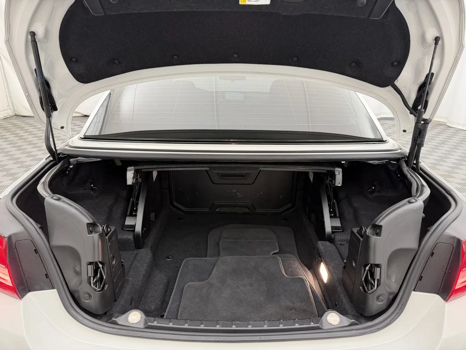 Used 2018 BMW M4 Convertible RWD image 43