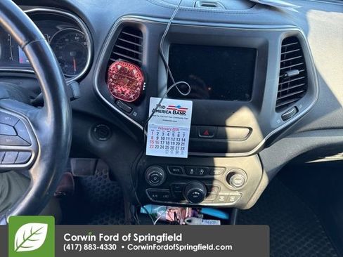 Used 2019 Jeep Cherokee Latitude w/ Cold Weather Group image 17