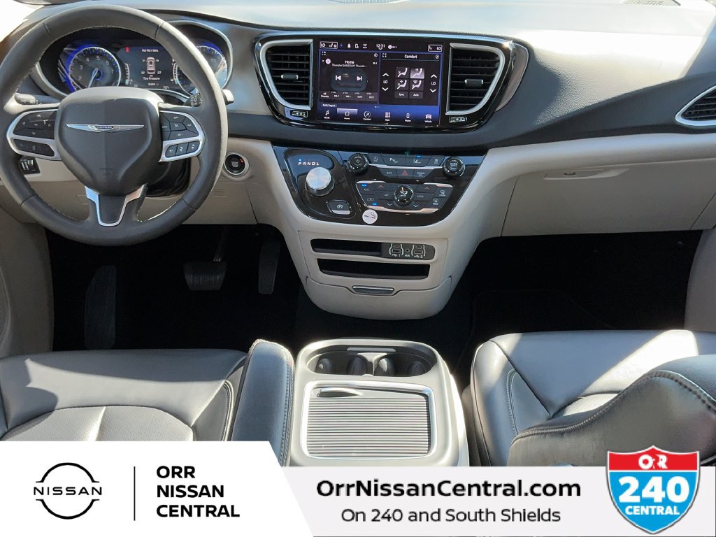 Used 2024 Chrysler Pacifica Touring-L FWD image 16
