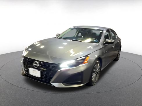 Used 2025 Nissan Altima 2.5 SV image 7
