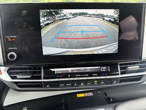 Used 2025 Toyota Sienna XLE FWD image 15