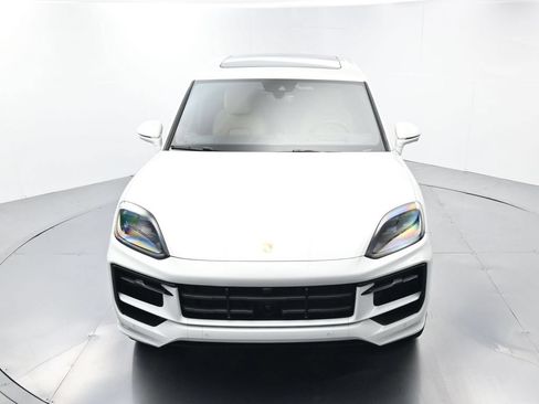 Certified 2025 Porsche Cayenne E-Hybrid w/ Premium Package Plus AWD/4WD image 47
