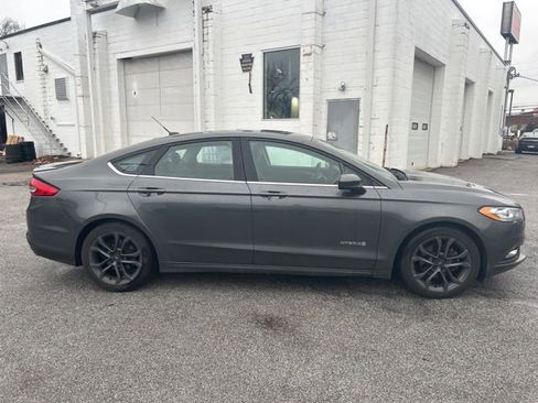 Used 2018 Ford Fusion SE w/ Equipment Group 601A image 2