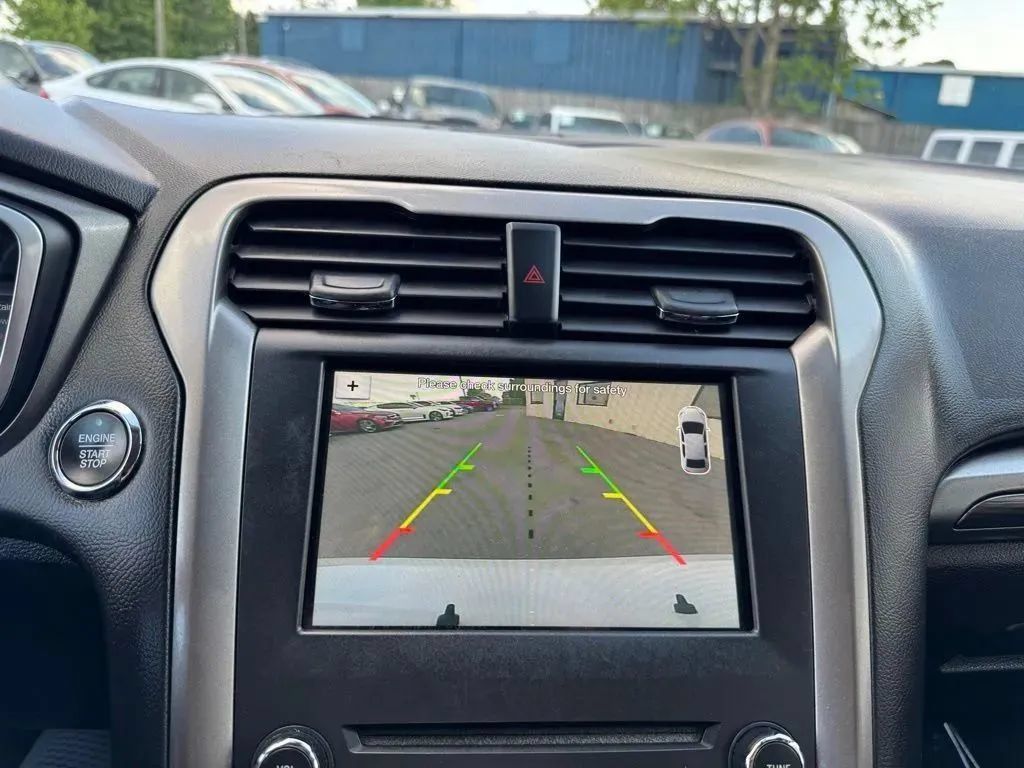 Used 2018 Ford Fusion SE w/ Equipment Group 602A FWD image 16