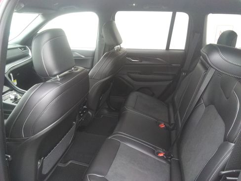 New 2025 Jeep Grand Cherokee Altitude AWD/4WD image 9