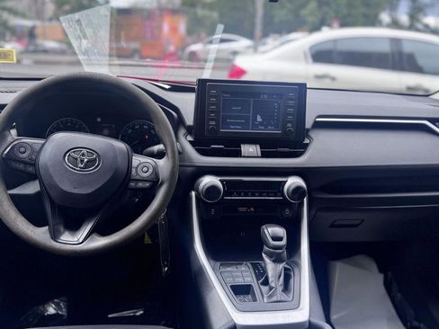Used 2019 Toyota RAV4 LE AWD/4WD image 17