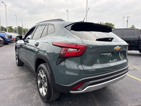 Used 2025 Chevrolet Trax LT FWD image 9